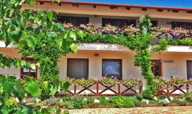 Lilaakác Vendégház Hosszúpályi