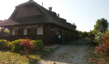 Nádtetős Vendégház Tiszanána