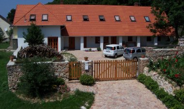 Bakonyi Apartmanház Mókus Vendéglő Eplény