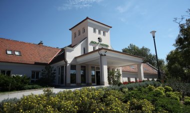 Old Lake Golf Hotel Tata