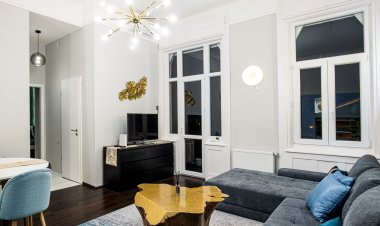 d.Five Luxury Home Apartment with Parliament View