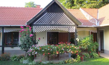 Iskolakert Apartman Sárospatak