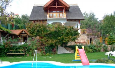 Nádfedeles Apartmanház Balatonalmádi