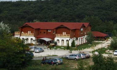 Pollushof Panzió és Étterem Csolnok