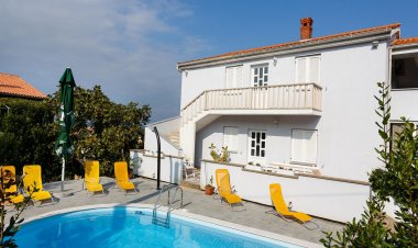 Apartments with pool Jozefina Vrh Horvátország