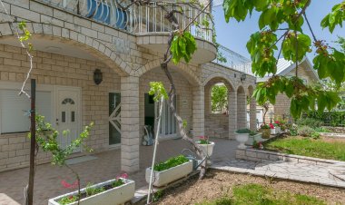 Apartments Luca Omis Horvátország