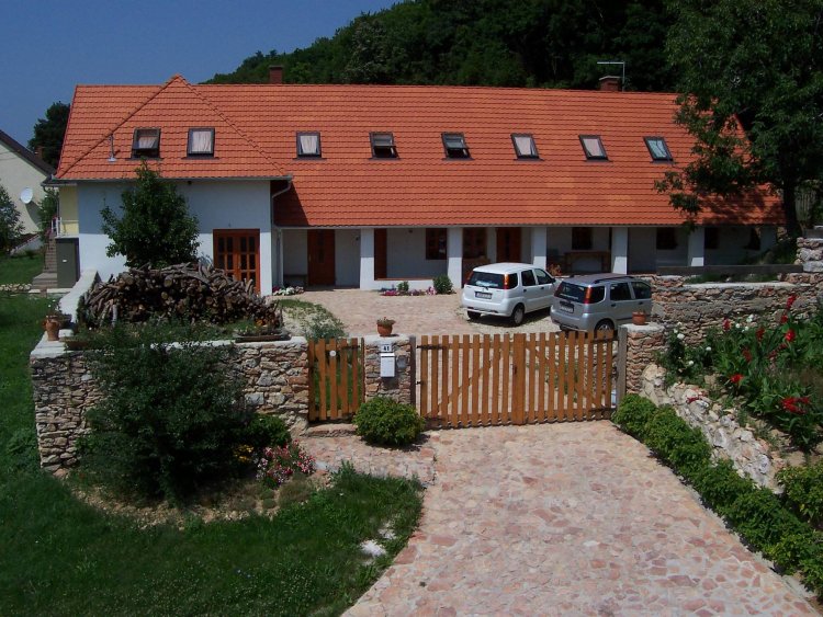 Bakonyi Apartmanház Mókus Vendéglő Eplény