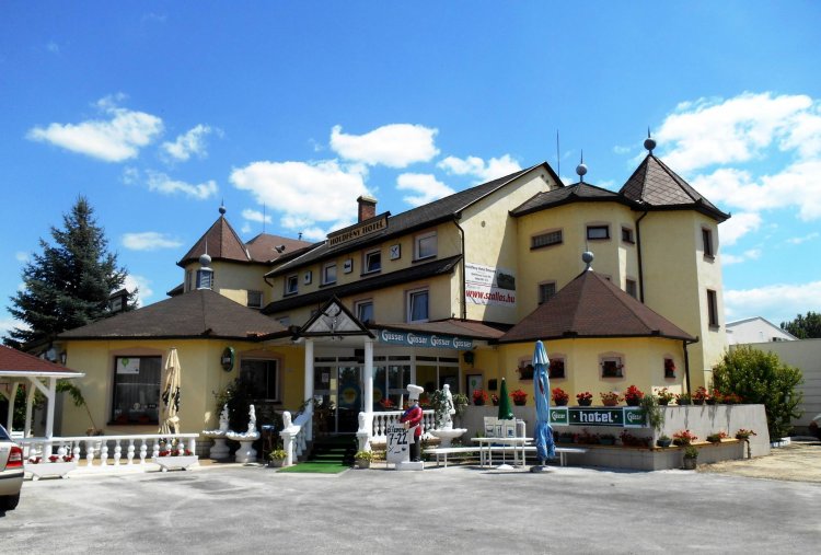 Holdfény Hotel és Étterem Forró