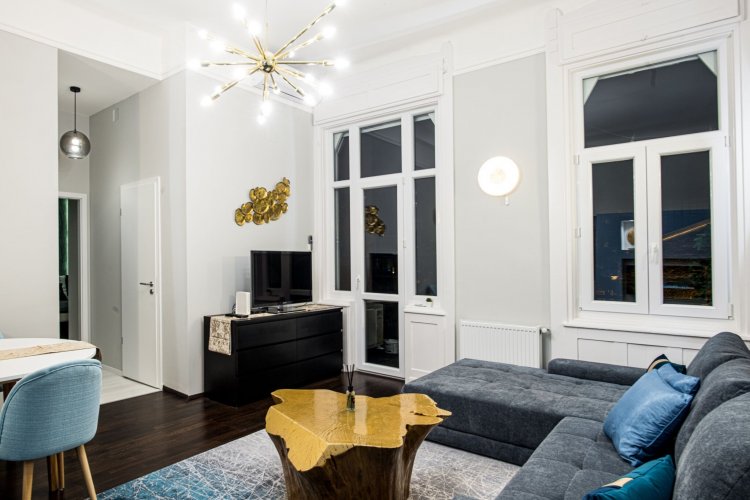 d.Five Luxury Home Apartment with Parliament View