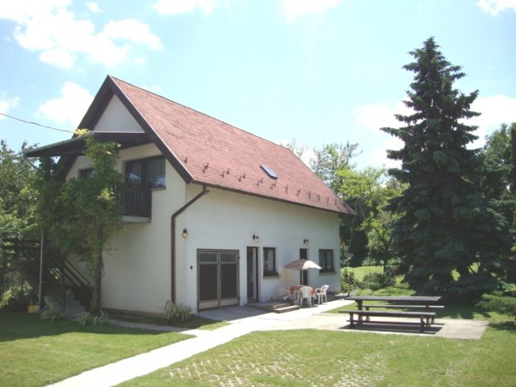 Gyöngyvirág Apartmanház Balatonboglár
