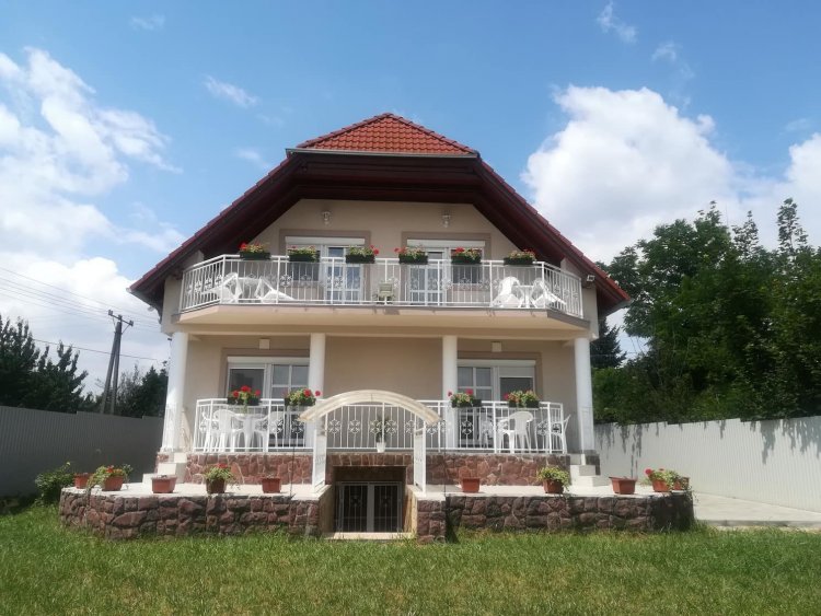 Lotti Üdülőház Balatonalmádi