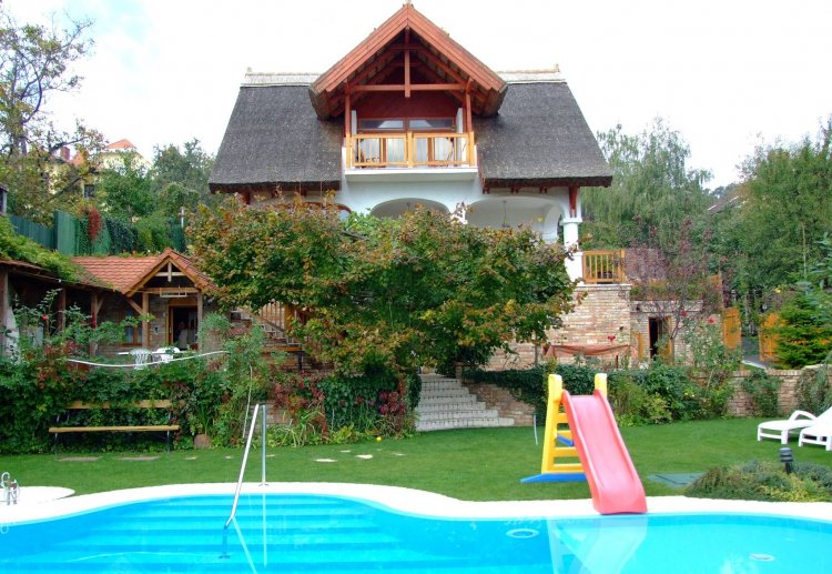 Nádfedeles Apartmanház Balatonalmádi