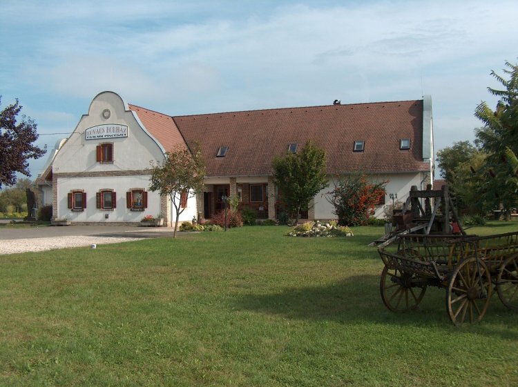 Borház Panzió Hajós-Pincefalu